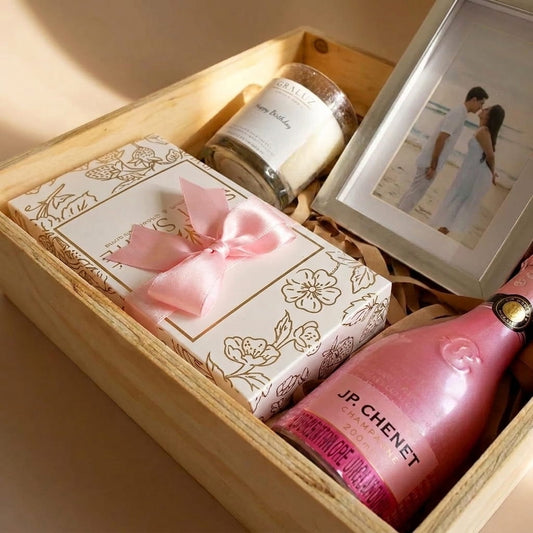 Fresas premium con chocolate y portarretrato personalizado en caja de madera - Fruit Santé Bogotá