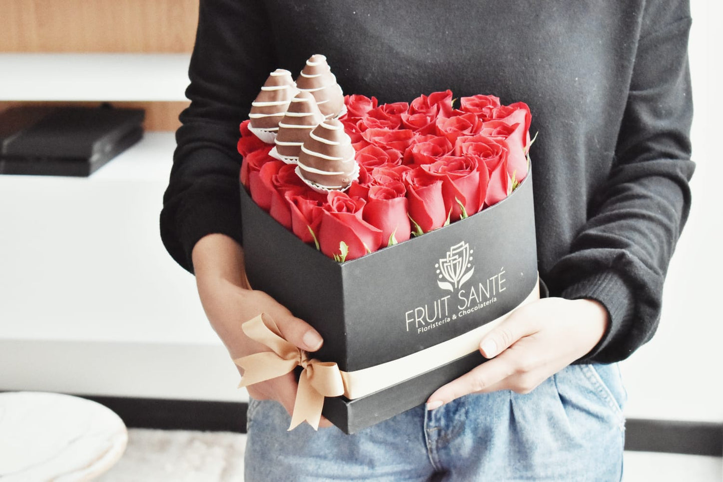 corazon de rosas y fresas con chocolate en Bogotá