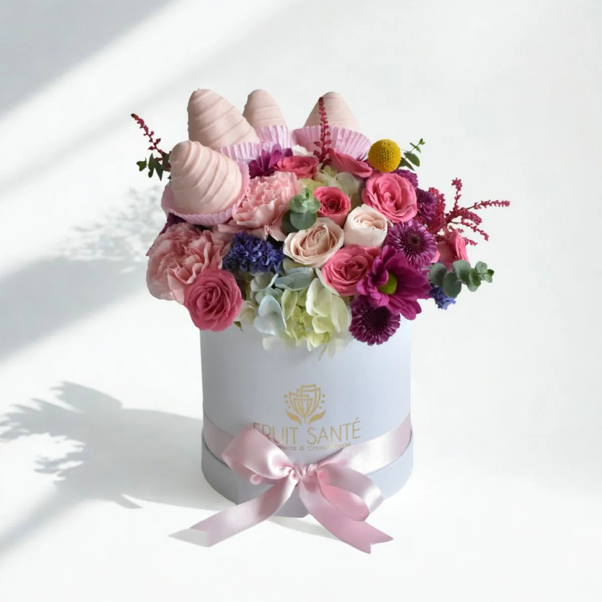 Arreglo de flores y fresas con chocolate en Bogotá