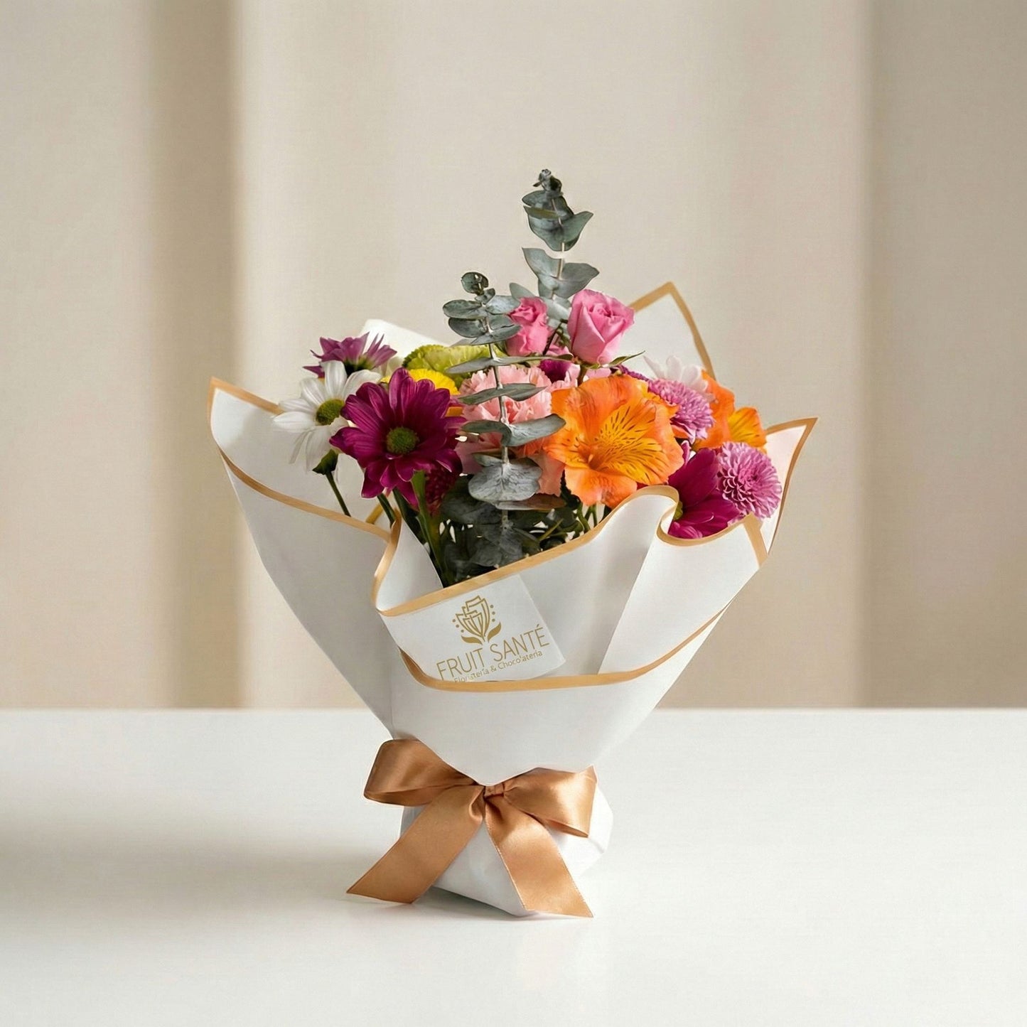 Bouquet ramo minimalista de flores mixtas con rosas, margaritas, alstroemerias y eucalipto en empaque blanco con lazo dorado – Fruit Santé Bogotá