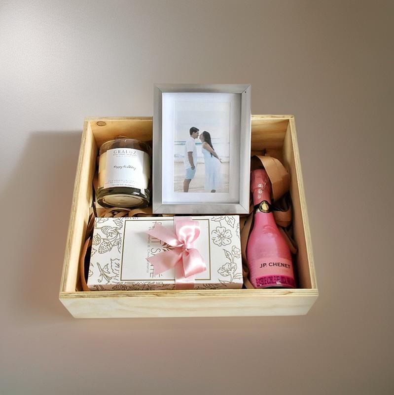 Caja de Regalo con Caja de fresas con chocolate + Vela Aromatica de Soya + Champagna y Portaretrato – Caja ‘Te Pensé’: Un Detalle que Enamora