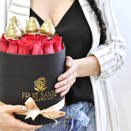 Arreglo de rosas y fresas con chocolate