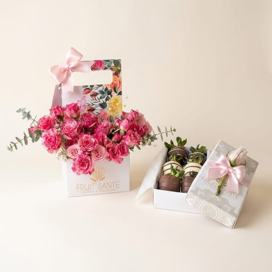 Dúo Jardín Floral fucsia: caja jardinera con rosas fucsia junto a caja de fresas con chocolate
