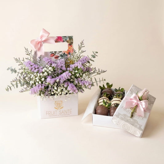 Dúo Jardín Floral Lavanda con statice lila y gypsophila blanca junto a caja de fresas con chocolate