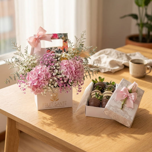 Hortensias rosadas y fresas con chocolate sobre mesa, regalo a domicilio en Bogotá