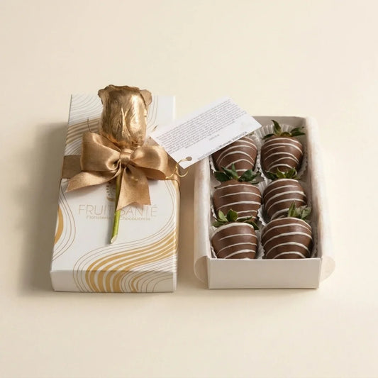 Caja de fresas con chocolate y rosa dorada