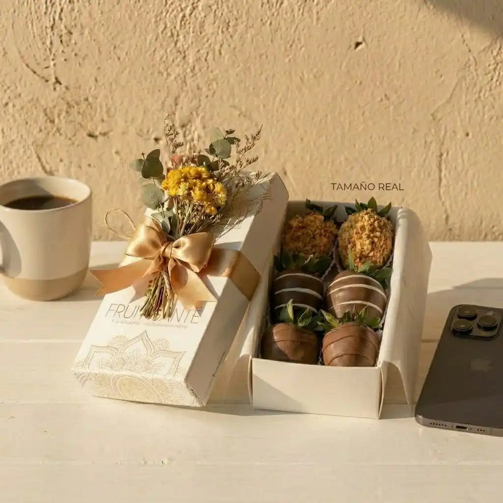 Caja de 6 Fresas con Chocolate y Miniramillete de Flores Secas | Regalo Elegante en Bogotá