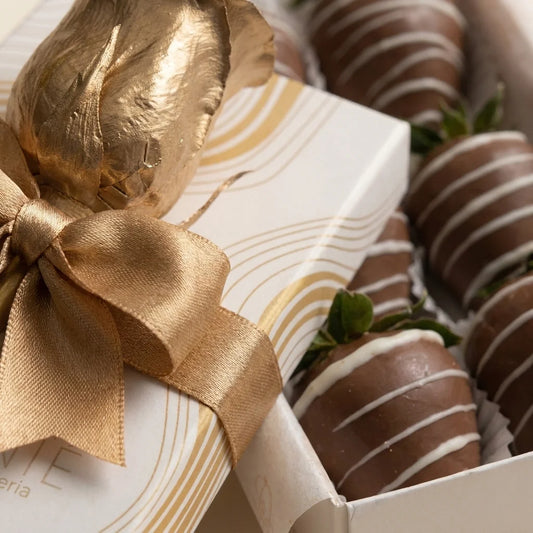 Caja de 6 Fresas con Chocolate y Rosa Dorada