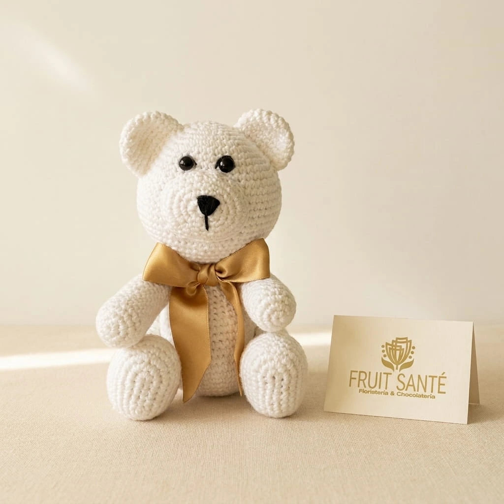 Osito blanco tejido a mano en crochet amigurumi con lazo dorado de Fruit Santé Bogotá