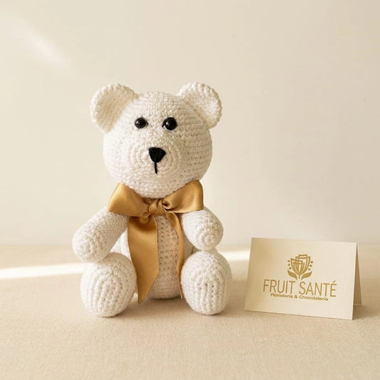 Osito blanco tejido a mano en crochet amigurumi con lazo dorado de Fruit Santé Bogotá