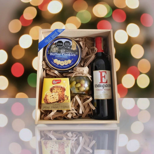 Ancheta navideña gourmet con vino y galletas y panettone