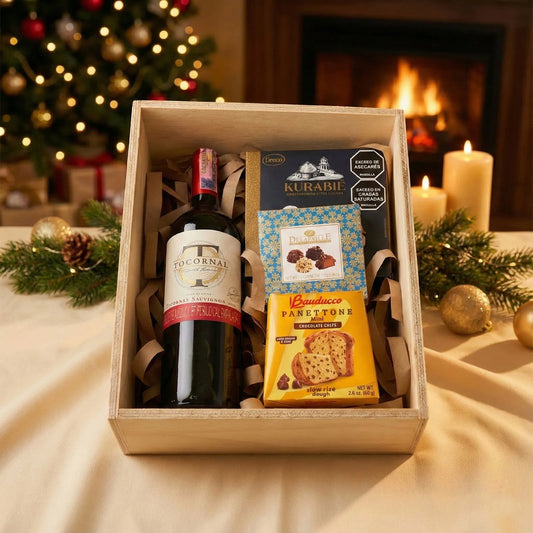 Ancheta navideña premium con vino tinto, trufas, galletas Kurabie y mini panettone en caja de madera – Fruit Santé Bogotá
