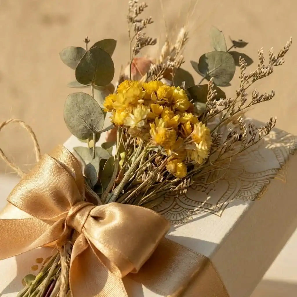 Caja de 6 Fresas con Chocolate y Miniramillete de Flores Secas | Regalo Elegante en Bogotá