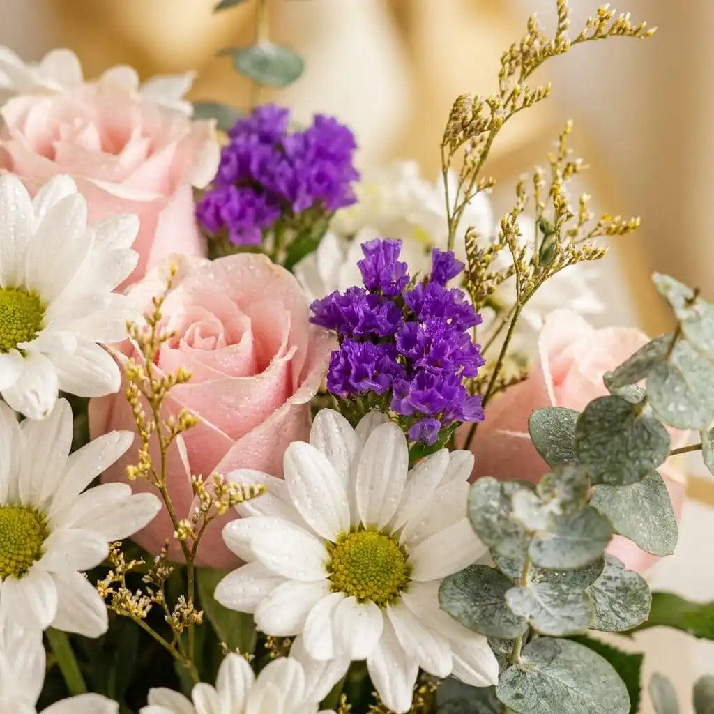 Detalle de flores frescas margaritas blancas, rosa rosada y eucalipto baby de bouquet Fruit Santé