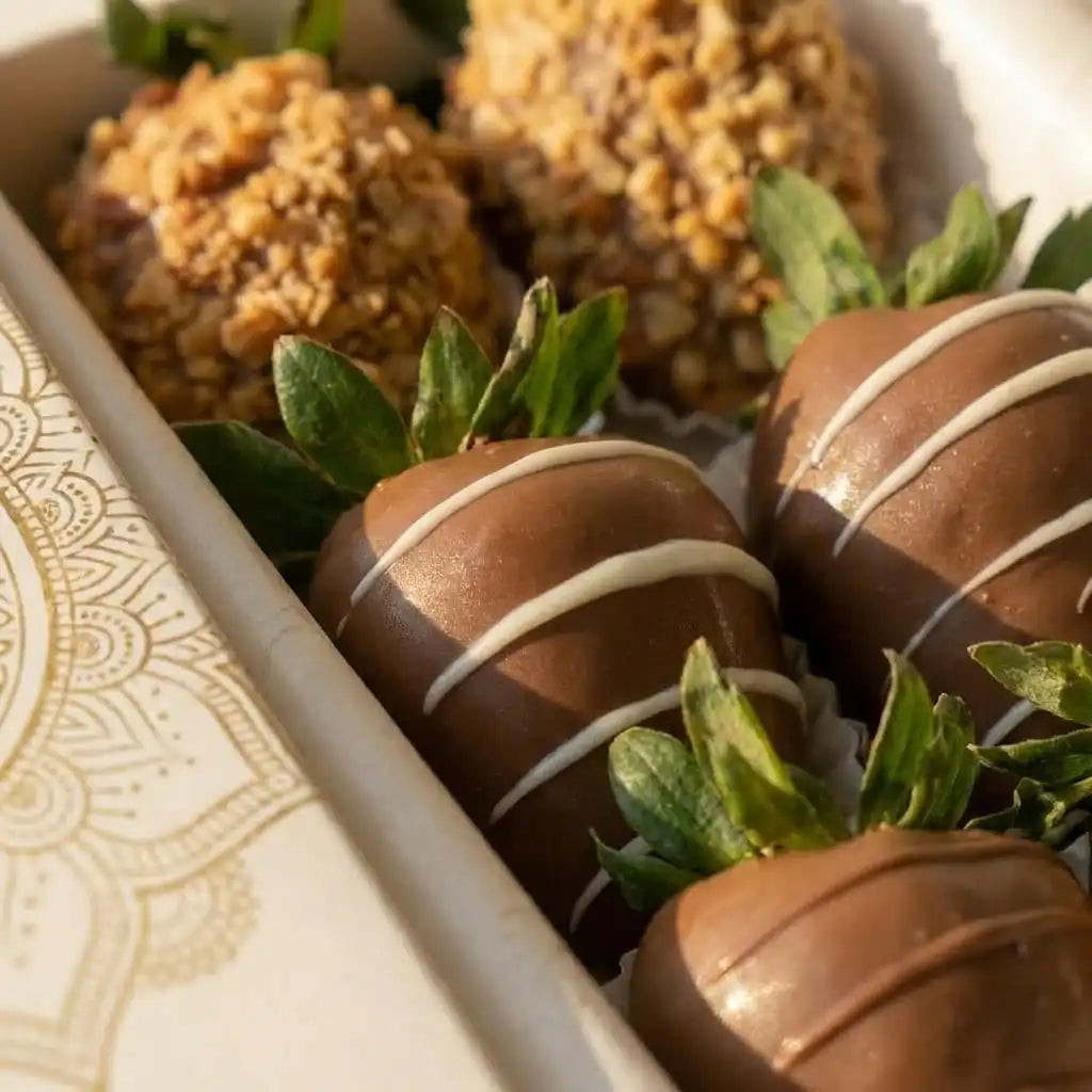 Caja de 6 Fresas con Chocolate y Miniramillete de Flores Secas | Regalo Elegante en Bogotá