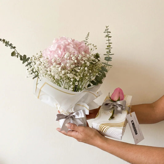 Duo Florencia: Encantado: Bouquet hortensia & Fresas con Chocolate”