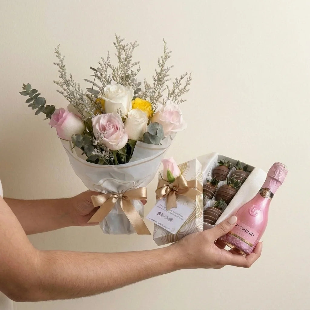 bouquet de rosas rosadas, blancas y amarillas y fresas con chocolate y champaña jp chenet