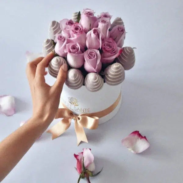 Arreglo de rosas rosadas o lilas  fresas con chocolate rosado en Bogotá