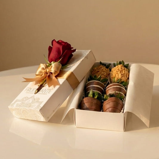 Caja Fruit Santé con 6 fresas cubiertas de chocolate y rosa roja en caja blanca premium (Bogotá)