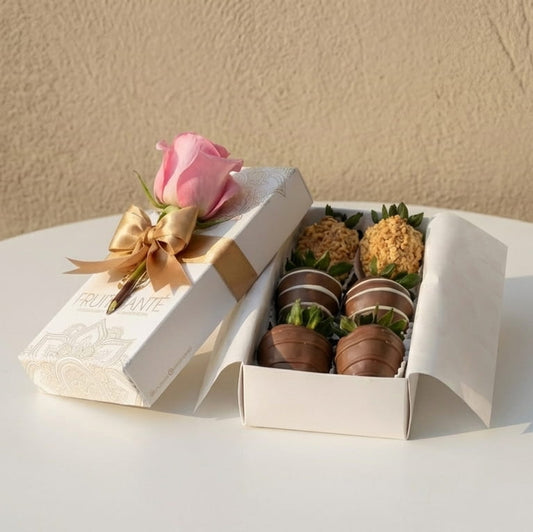 Caja Fruit Santé con 6 fresas cubiertas de chocolate y rosa rosada en caja blanca premium (Bogotá)