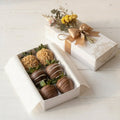 Caja de 6 Fresas con Chocolate y Miniramillete de Flores Secas | Regalo Elegante en Bogotá