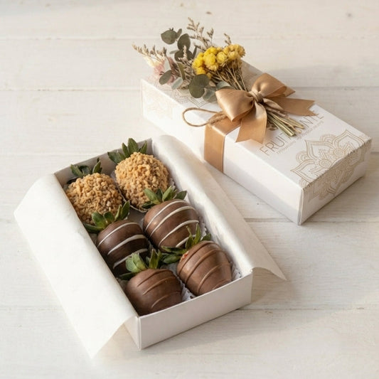 Caja Fruit Santé con 6 fresas cubiertas de chocolate y miniramillete de flores secas en caja blanca premium (Bogotá)