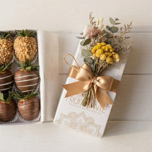 Caja Fruit Santé con 6 fresas cubiertas de chocolate y miniramillete de flores secas en caja blanca premium (Bogotá)