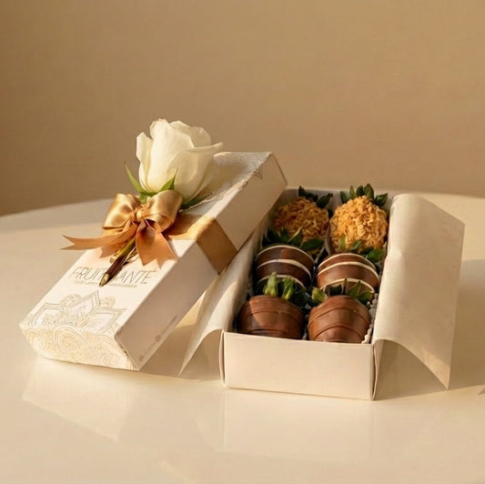 Caja Fruit Santé con 6 fresas cubiertas de chocolate, 2 con maní y rosa blanca en caja premium (Bogotá)