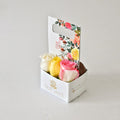 🍓 Jardín Edén Mini: 3 fresas con chocolate + flores en un detalle de bolsillo encantador 🌸💝