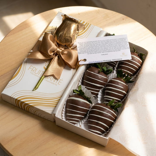 Caja Edición Dorada con 6 fresas con chocolate oscuro y rosa dorada eterna de Fruit Santé Bogotá
