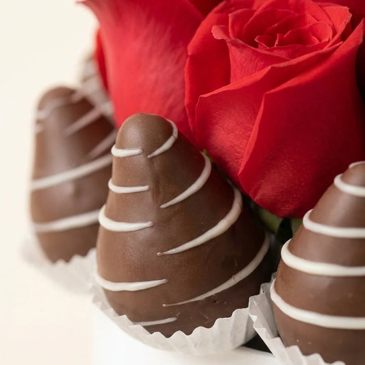 Arreglo de rosas rojas y fresas con chocolate a domicilio en Bogotá
