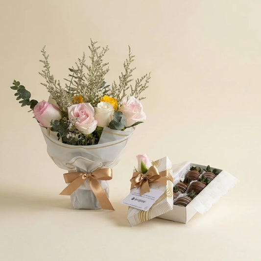 Bouquet de rosas rosadas blancas y amarillas y fresas con chocolate