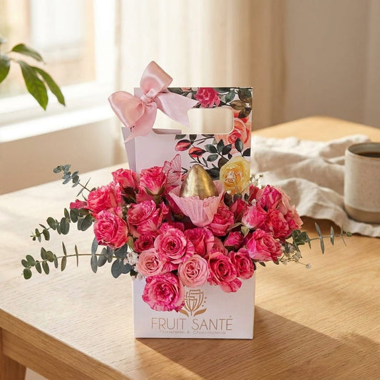 Jardín Dorado con mini rosas y fresas con chocolate sobre mesa de madera, regalo a domicilio en Bogotá