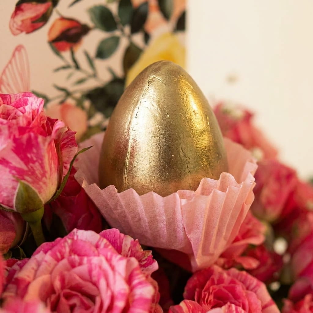 Detalle macro de la fresa premium bañada en chocolate con dorado comestible del arreglo Jardín Dorado