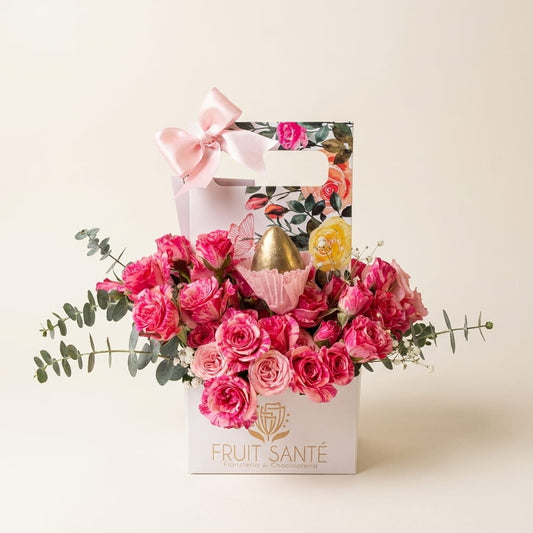 Arreglo de mini rosas fucsia con fresas con chocolate y dorado comestible en caja Fruit Santé
