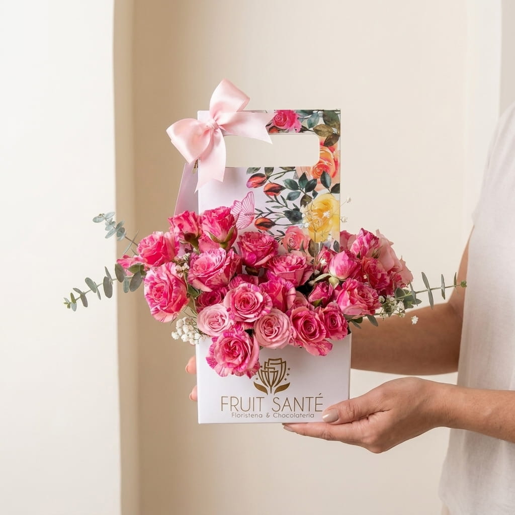 Persona sosteniendo el arreglo de mini rosas Jardín Encantado, referencia de tamaño