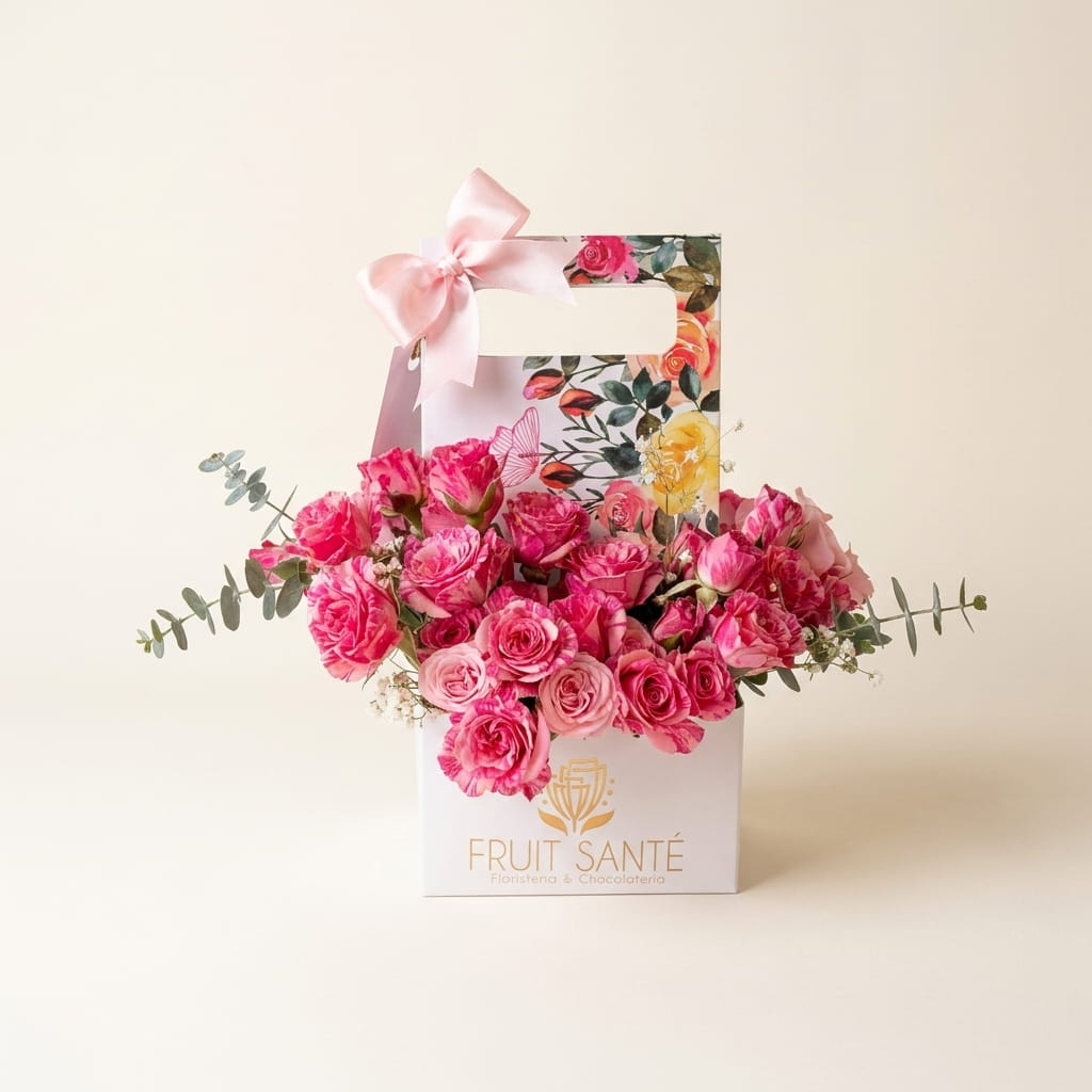 Arreglo de mini rosas fucsia y eucalipto en caja de diseño Fruit Santé sobre fondo neutro