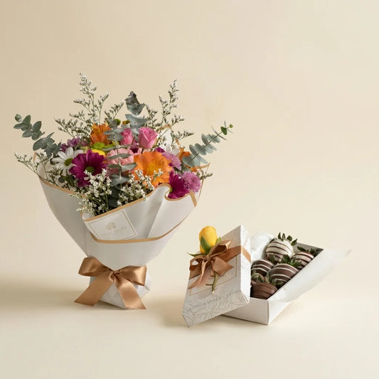 Bouquet de flores surtidas y fresas con chocolate