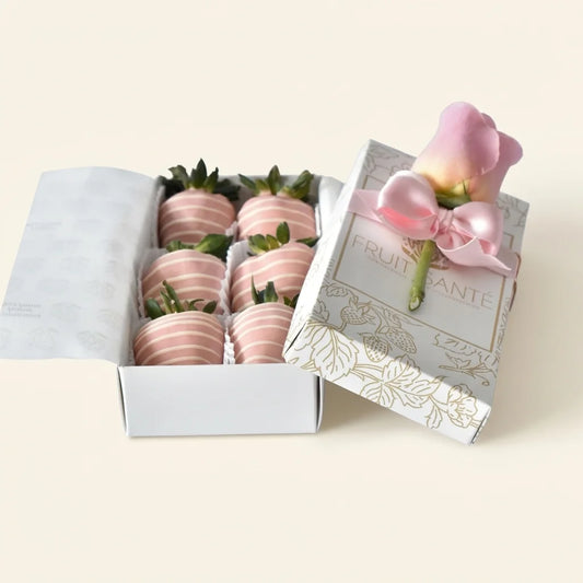 Caja de fresas con chocolate rosado en bogota
