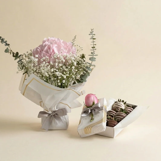 Bouquet de hortensia rosada y gypsophilia  fresas con chocolate