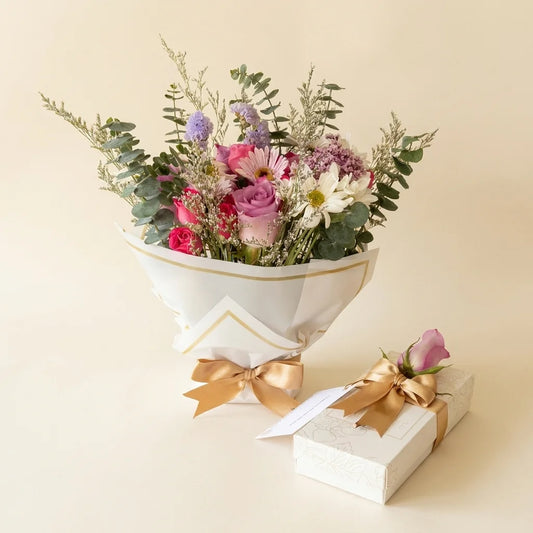 Arreglo bouquet de flores sustidas en tonos lilas y caja de 6 fresas con chocolate