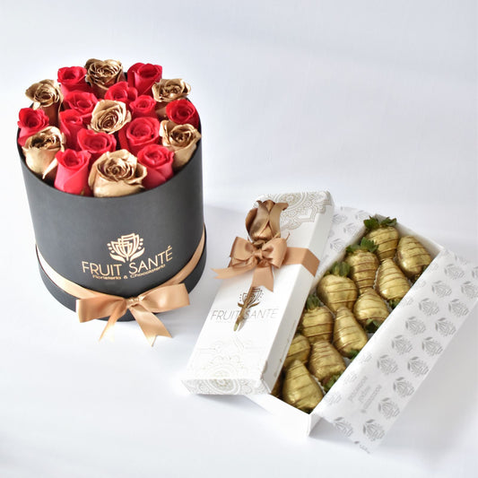 arreglo de rosas rojas con dorado y fresas con chocolate