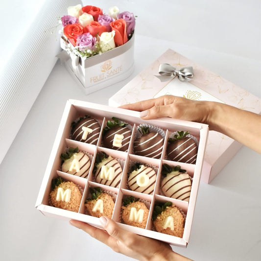 Caja de fresas con chocolate y corazon de rosas en Bogotá