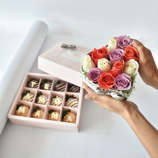 Caja de fresas con chocolate y corazon de rosas en Bogotá