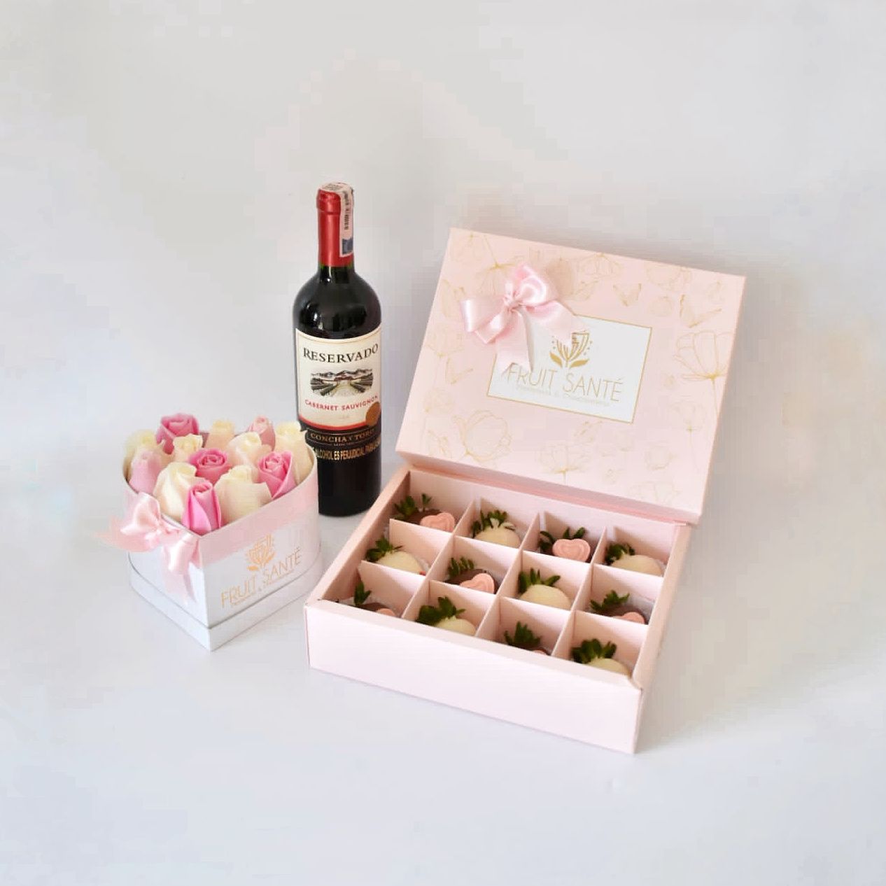 Corazon de rosas y fresas con chocolate