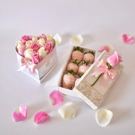 Corazon de rosas y fresas con chocolate rosado en Bogotá