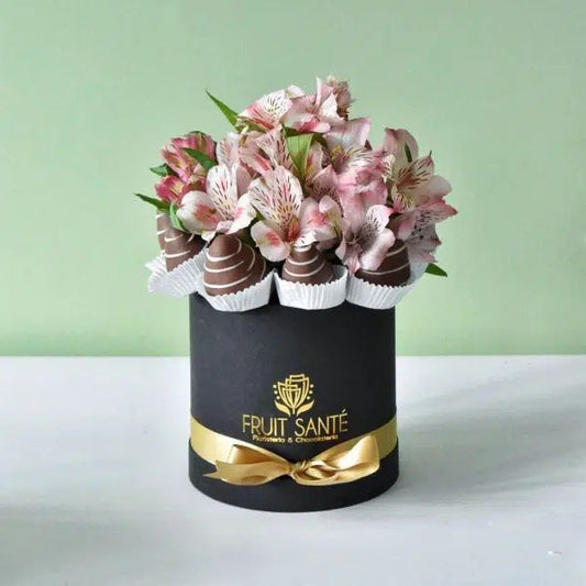 Arreglo de astromelias y fresas con chocolate en Bogotá