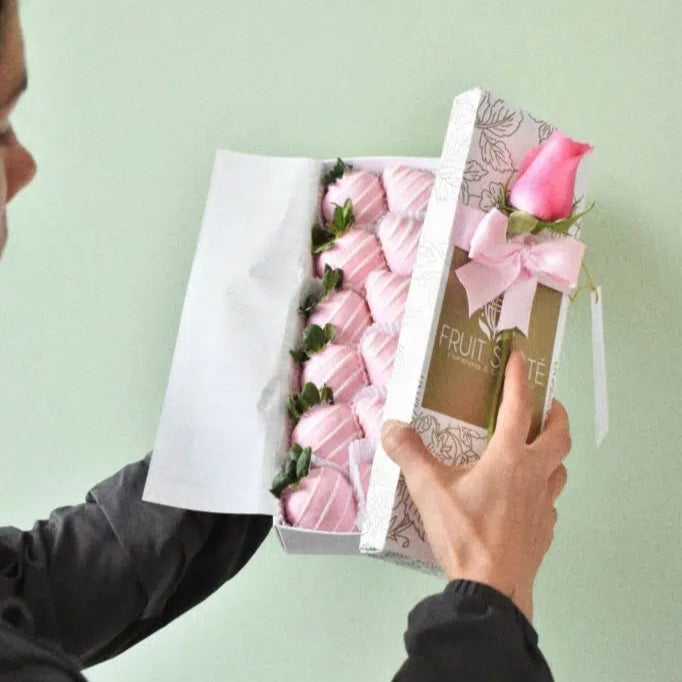 Caja de fresas con chocolate rosado y champaña JP Chenet en Bogotá