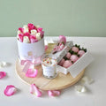 🎉Caja Cilíndrica con rosas en tonos rosados y blancos + Caja 6 Fresas Premium Orgánicas + Vela Aromática de cumpleaños ✨🎂