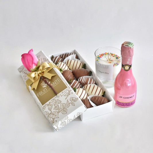 Caja de fresas con chocolate y champaña